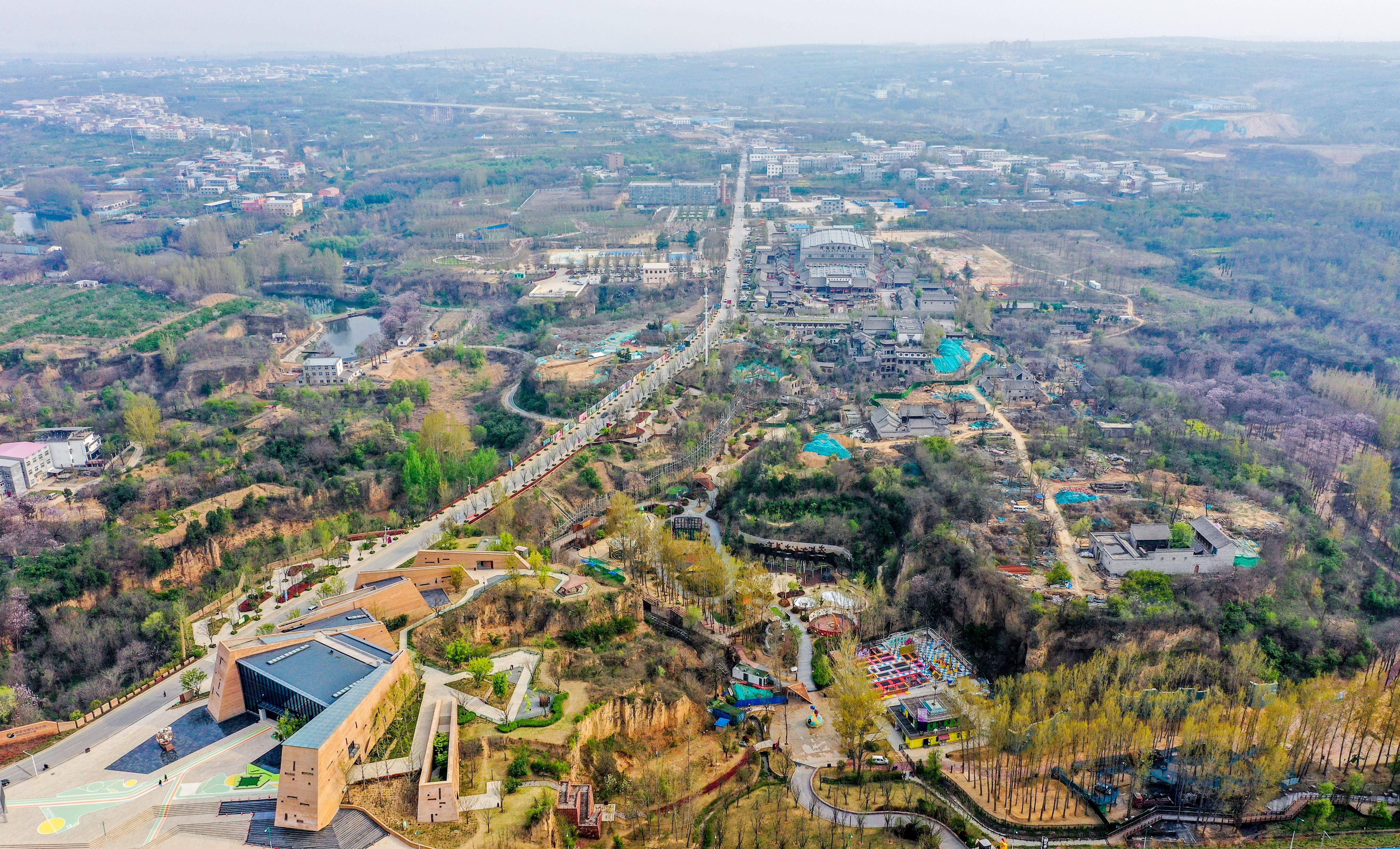 包含以足球小镇为载体，推动乡村振兴战略的词条