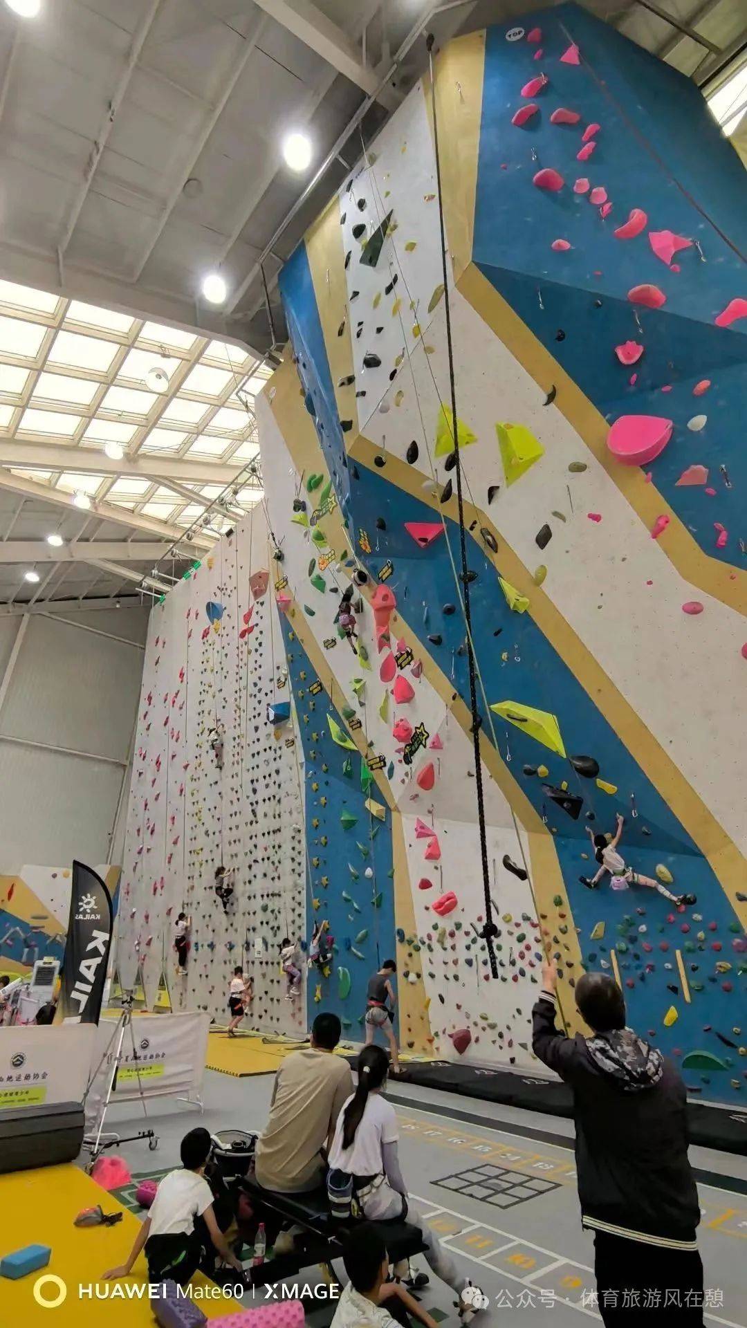 室内攀岩大赛，智勇双全的竞技舞台