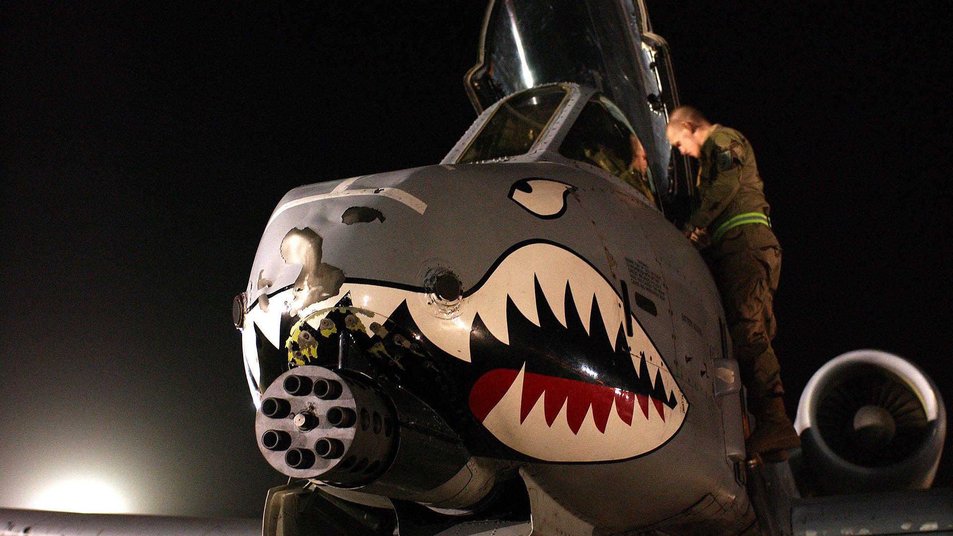 马拉松激情开启，万名跑者奋勇争先，马拉松 现场