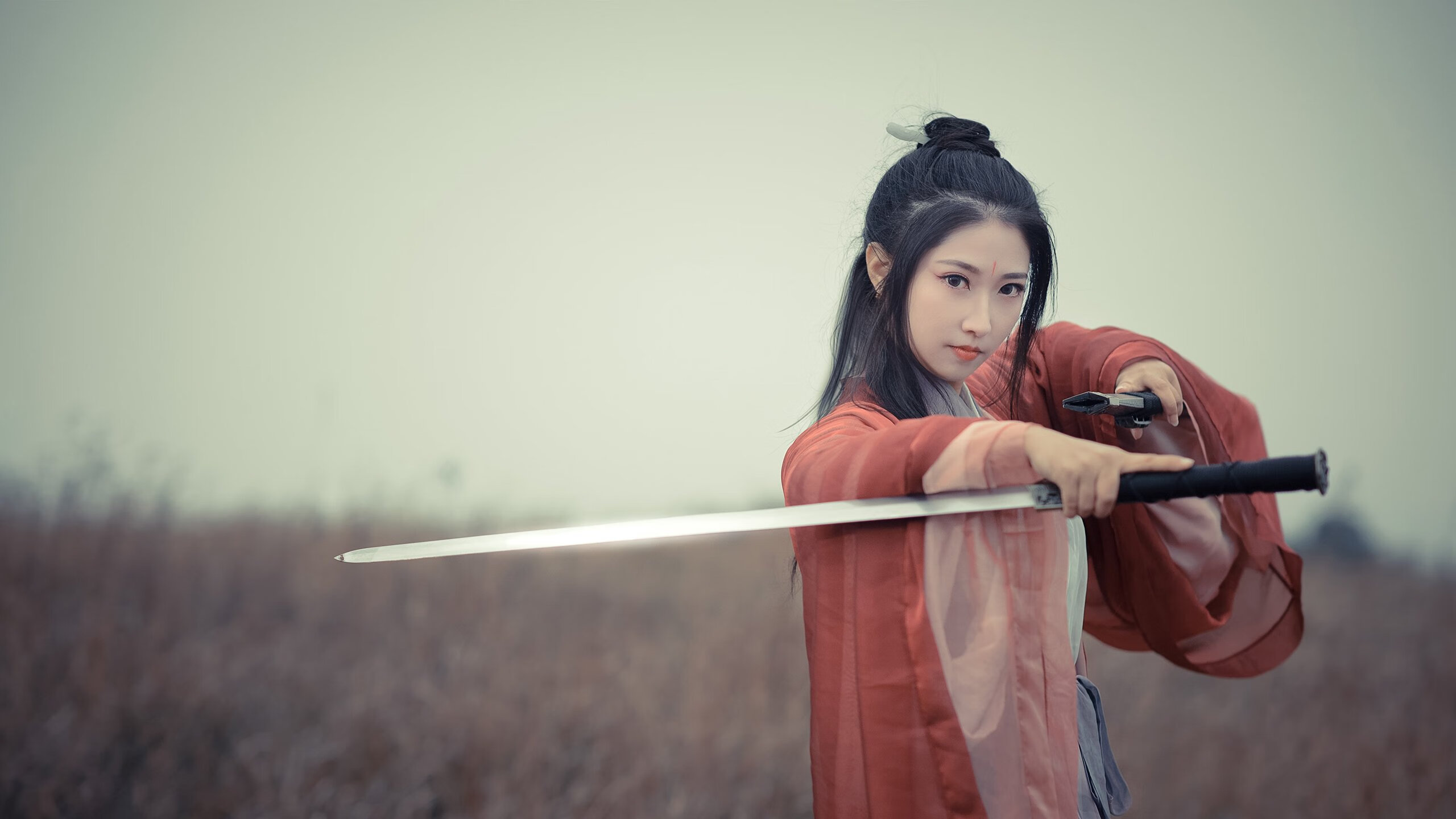 球迷为主队加油打气自制应援物成为现场最亮眼的存在，打球应援口号